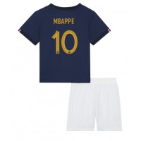 Frankrike Kylian Mbappe #10 Fotballklær Hjemmedraktsett Barn VM 2022 Kortermet (+ korte bukser)